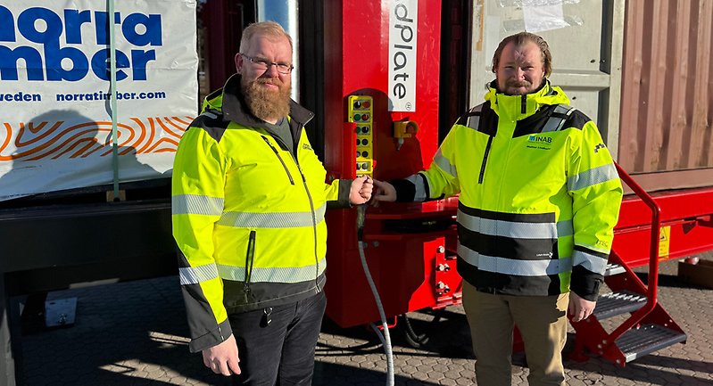 Jonas Ström från Norra Timber och Mattias Lindholm från INAB gör sig redo att lasta den första containern via load plate på Umeå kombiterminal. Trävarorna går sedan med tåg till Göteborgs hamn för att sedan skeppas vidare med båt till en slutkund i Saudiarabien.